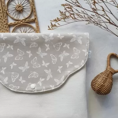 Bolsa para roupa borboletas em bege