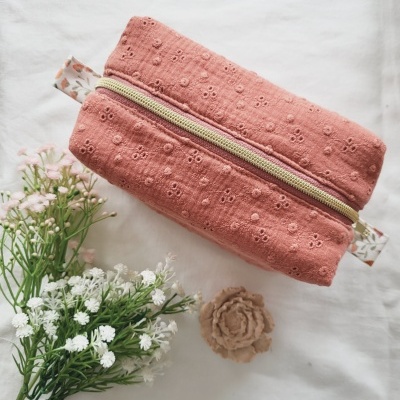 Necessaire bordado inglês coral