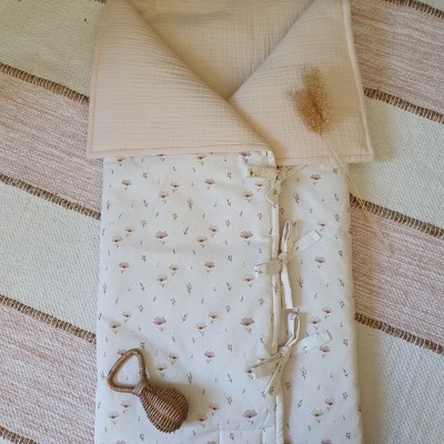 Saco de dormir flores papoilas bege