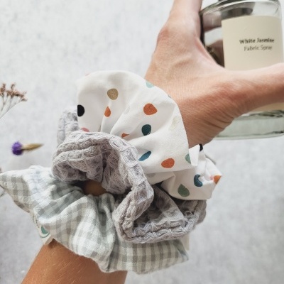 Scrunchies cinza