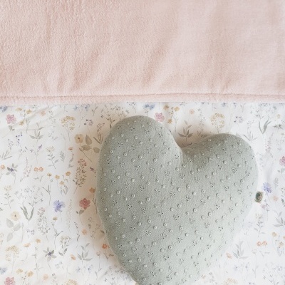 Almofada coração verde sage em bordado inglês