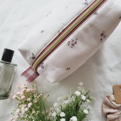 Necessaire bordado floral minimal