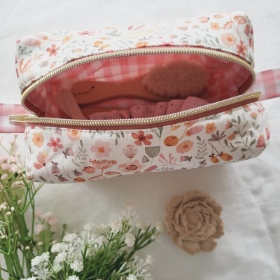 Necessaire bordado floral rosa