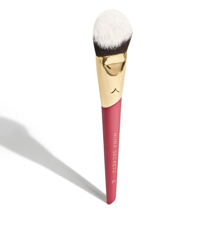 Pincel Multifuncional Niina Secrets - PRÉ-VENDA📍 Pincel de maquilhagem rosa com haste dourada e cerdas brancas e pretas