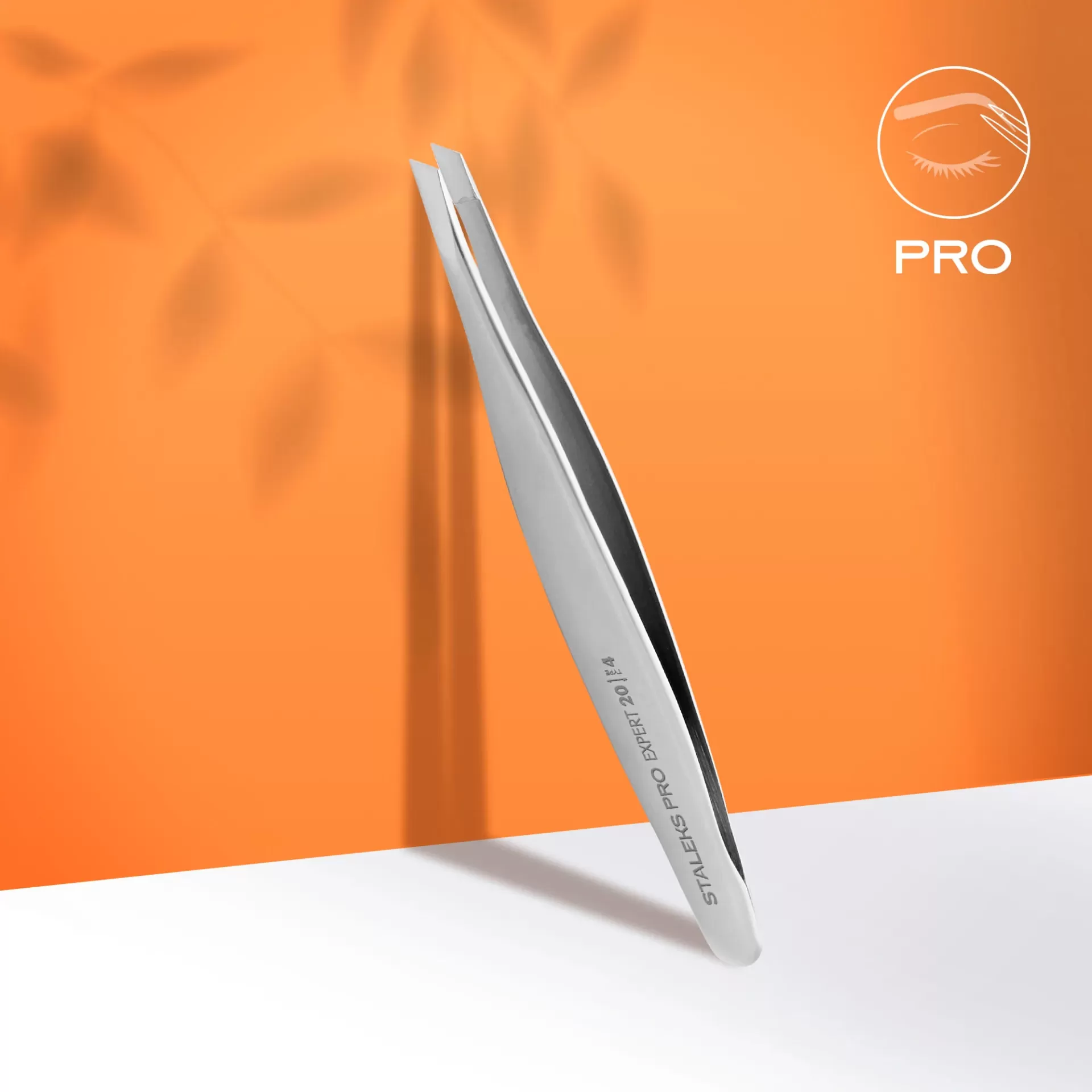 Pinça para Sobrancelhas EXPERT 20 TYPE 4 (Inclinada) Pinça metálica prateada para sobrancelhas com fundo laranja.