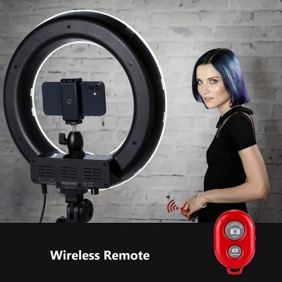 Anel de luz LED preto com suporte para telemóvel em tripé e mulher com comando remoto vermelho