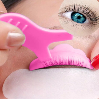 Aplicador cor-de-rosa para pestanas falsas em pálpebra com olho azul e base branca de proteção