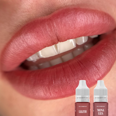 Labios pintados com batom rosa avermelhado e duas embalagens de tinta labial AS COMPANY