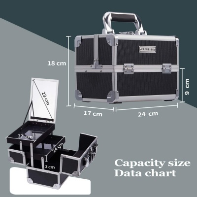 Mala preta de material rígido com cantos e bordas em metal prateado e alça.
