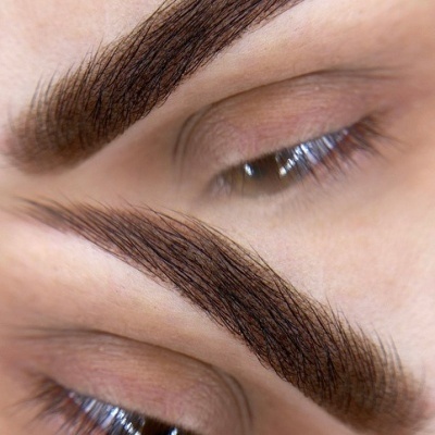 Sobrancelhas castanho escuro bem definidas com texto B6 WOOD