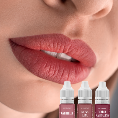 Lábios com batom vinho e três frascos de pigmentos para maquiagem