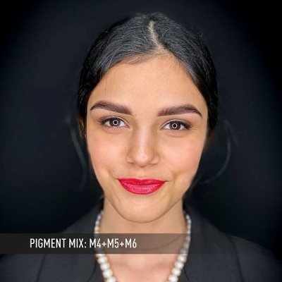 Mulher com batom vermelho e colar de pérolas, texto pigment mix na imagem