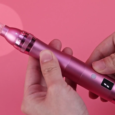 🌸 Dermapen Rosa Recarregável + 12 Cartuchos