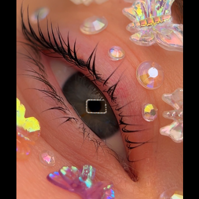 Olho decorado com autocolantes iridescentes coloridos