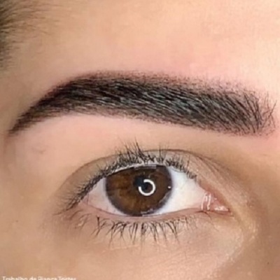 Olho castanho com sobrancelha espessa e definida