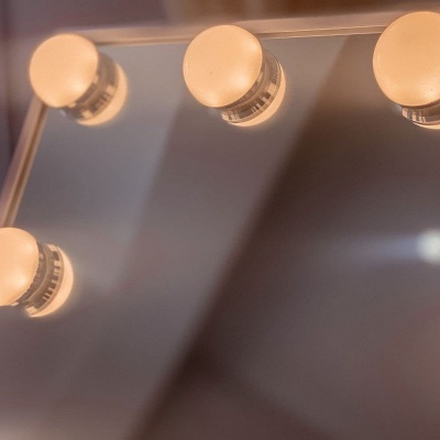 Espelho Grande com Luz de 3 Cores e 12 Lâmpadas