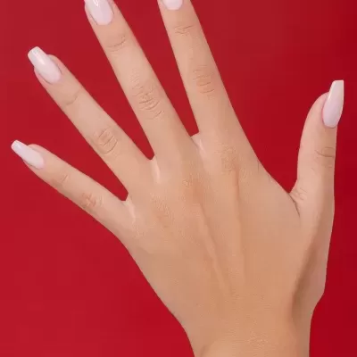 Mão feminina com unhas compridas pintadas de rosa claro
