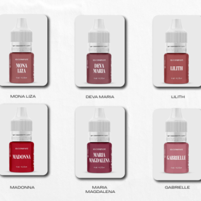 Frascos pequenos de líquido vermelhos e roxos com tampas brancas e rótulos com nomes femininos.