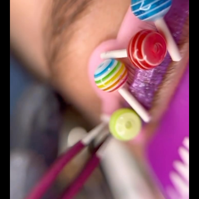 Pirulitos coloridos com padrões listrados sobre superfície colorida