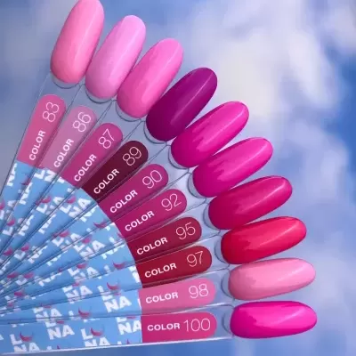 Amostras de verniz de unhas em tons variados de rosa e vermelho, numeradas de 83 a 100