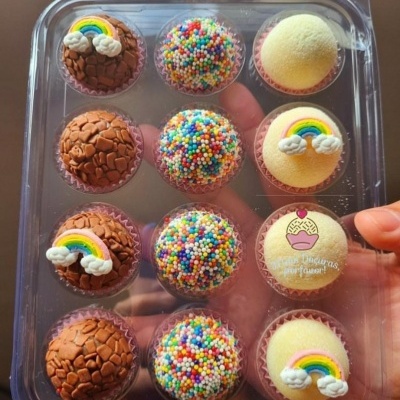 Caixa com 12 brigadeiros decorados variados em plástico transparente