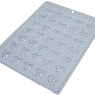 Forma cinzenta em plástico para chocolates, com cavidades de borboleta.