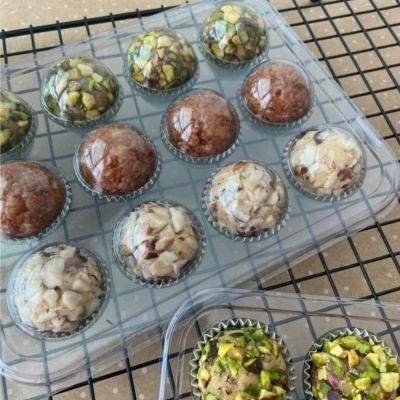 Bolinho decorados em embalagem plástica sobre grelha quadriculada