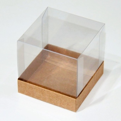 Caixa quadrada com base de cartão castanho e tampa transparente de plástico