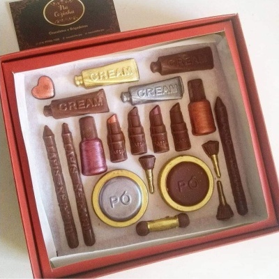 Chocolates moldados como produtos de maquilhagem numa caixa aberta