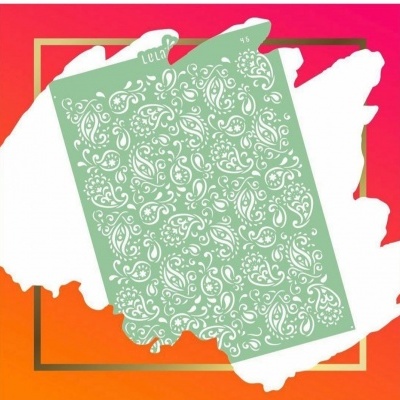 Stencil verde com padrão detalhado branco sobre fundo laranja/vermelho