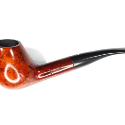 Cachimbo de madeira castanho com bocal preto curvo em fundo branco