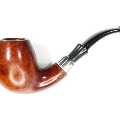 Cachimbo de madeira castanha polida com bocal preto curvo e anel metálico prateado