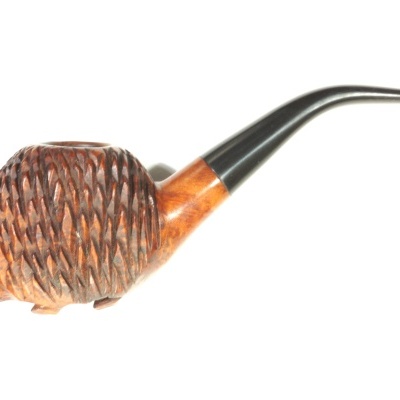 Cachimbo em madeira com corpo texturizado castanho e haste preta curva