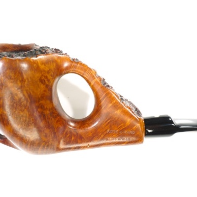 Cachimbo de tabaco em madeira castanha com bocal preto em fundo branco