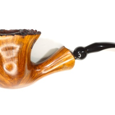 Cachimbo de madeira com bocal preto sobre fundo branco