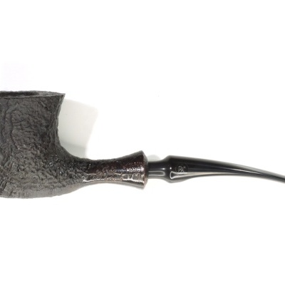 Cachimbo de madeira escura texturizado com haste curva preta