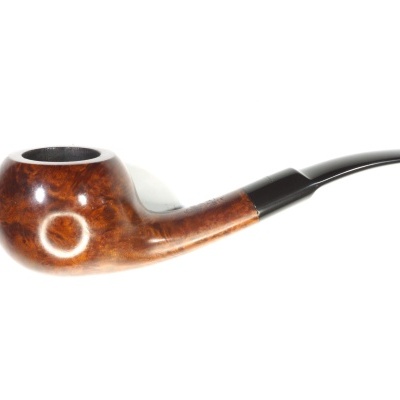 Cachimbo de madeira com acabamento castanho e bocal preto curvo