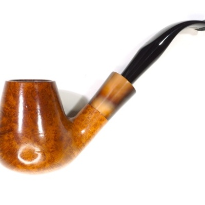 Cachimbo de fumar em madeira castanha com bocal preto e anel marrom translúcido