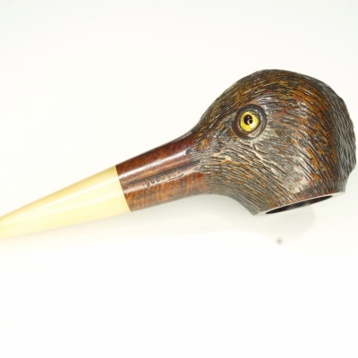 Cachimbo com base em cabeça de pato em madeira escura e bocal creme