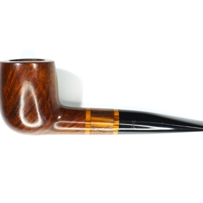 Cachimbo de fumar em madeira castanha e boquilha preta com detalhe âmbar