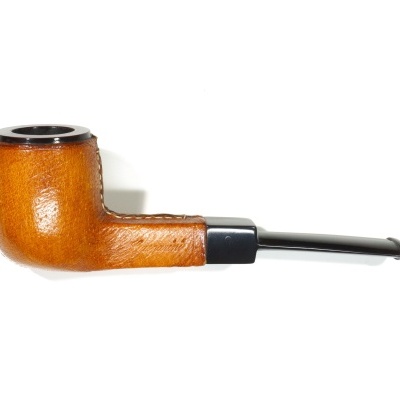 Cachimbo clássico de madeira castanho claro e bocal preto sobre fundo branco