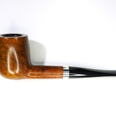 Cachimbo clássico em madeira castanha com haste preta e anel metálico prateado