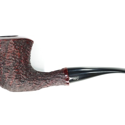 Cachimbo de madeira castanha texturizada com bocal preto curvado.