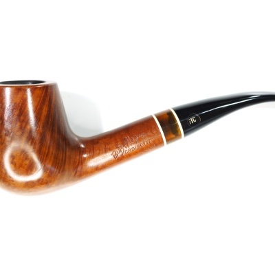 Cachimbo de madeira castanha polida com boquilha preta e anel dourado em fundo branco