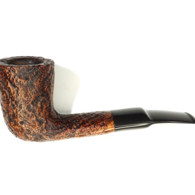 Cachimbo de tabaco com corpo de madeira rugosa castanha e bocal preto