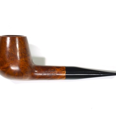 Rolo de tabaco de madeira marrom com bocal preto e inscrição gravada.