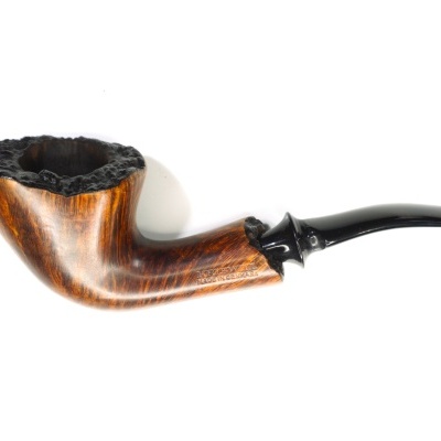 Cachimbo de fumar em madeira castanha e preto sobre fundo branco