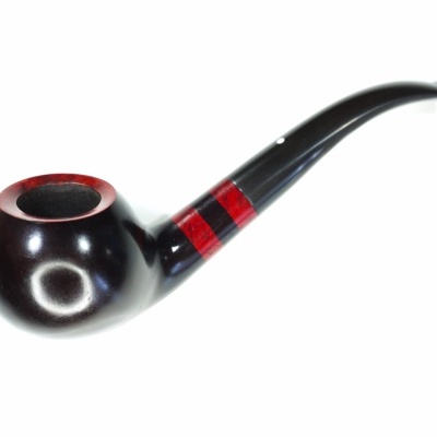Cachimbo de tabaco de madeira escura com faixas vermelhas na haste curvada