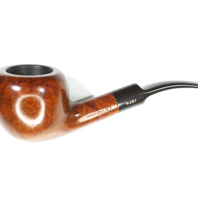 Cachimbo de madeira castanho com boquilha preta curvada em fundo branco