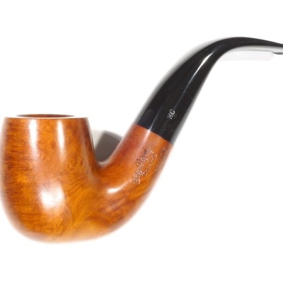 Cachimbo de fumar em madeira polida castanha clara com bocal preto curvo e gravação na madeira.